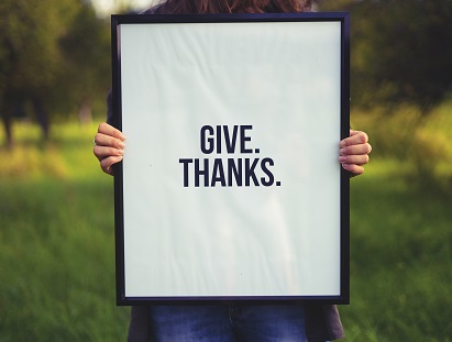 Give.Thanks./ Unsplash Image by Simon Maage